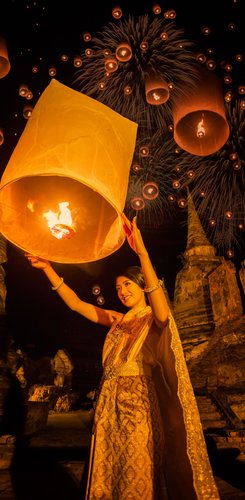 Lichterfest mit Laternen beim Wat Phrasisanpetch Ayutthaya 