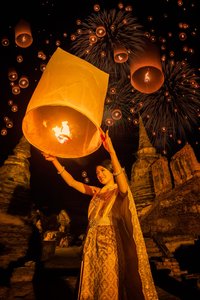 Lichterfest mit Laternen beim Wat Phrasisanpetch Ayutthaya 