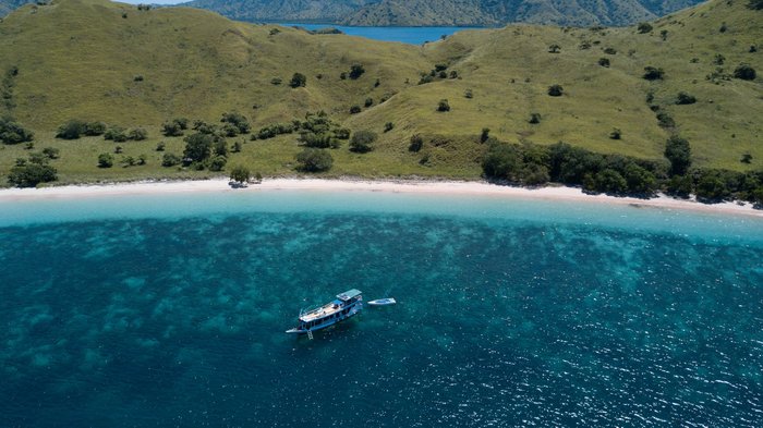 Alam Kaya auf Kreuzfahrt vor dem Pink Beach von Komodo