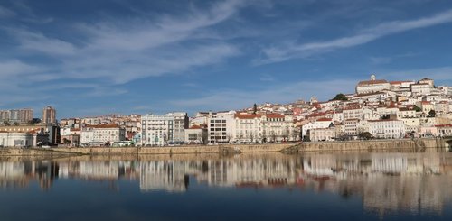 Blick vom Fluss auf Coimbra