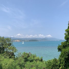 Blick auf das Meer in allen Blauschattierungen von einem der zahlreichen Aussichtspunkte auf Koh Samui Blick auf das Meer in allen Blauschattierungen von einem der zahlreichen Aussichtspunkte auf Koh Samui