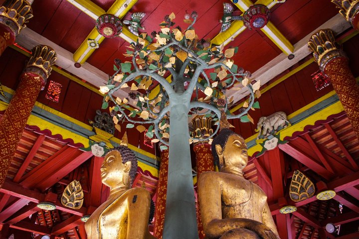 Buddhastatuen im Wat Pong Sanook Lampang