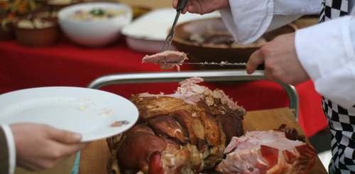 Spanferkel aus dem Erdofen in der Familienbrauerei in Loket