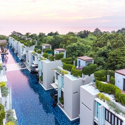 Let´s Sea - die Balkone der Suiten mit direktem Poolzugang sind den traditionellen Zugängen über Leitern bei den Häusern an den Kanälen in Bangkok nachempfunden 