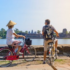 mit dem Fahrrad durch die Tempelanlagen in Kambodscha
