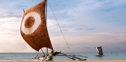 Fischerboot an der Küste von Sri Lanka