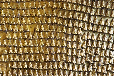 Tausende goldene Buddhastatuen in der Pindaya Höhle Myanmar