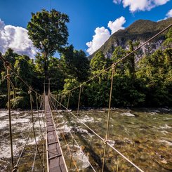 Hängebrücke über einen Fluss im Mulu Nationalpark Borneo Malaysia