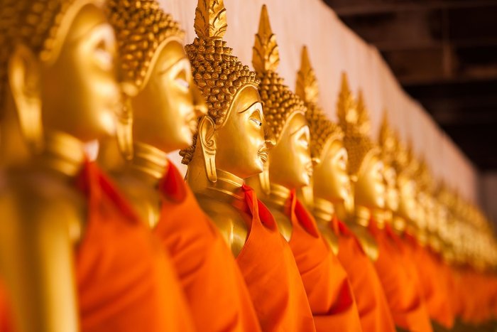 Goldene Buddha Statuen Bangkok. Die Hauptstadt gehört zu Thailand Rundreisen auf jeden Fall dazu.