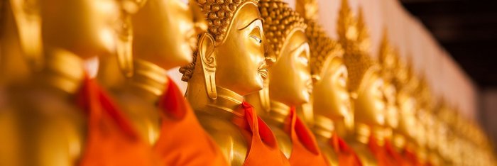 Goldene Buddha Statuen Bangkok. Die Hauptstadt gehört zu Thailand Rundreisen auf jeden Fall dazu.