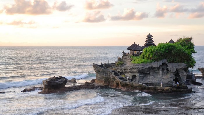 Abendstimmung beim Tanah Lot. Auch wenn Tempel nicht Schwerpunkt Ihrer Tour sind - dieser Tempel gilt als Fixpunkt bei Bali-Reisen.-Reisen sein.