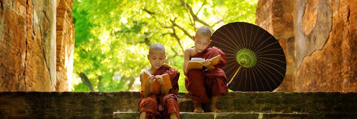 Junge Mönche in Bagan. Myanmar Rundreisen bieten die Möglichkeit den Menschen in diesem tiefreligiösen Land persönlich zu begegnen.