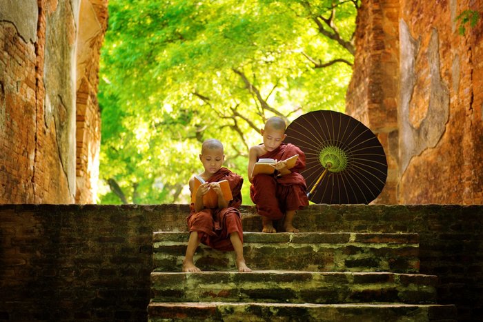 Junge Mönche in Bagan. Myanmar Rundreisen bieten die Möglichkeit den Menschen in diesem tiefreligiösen Land persönlich zu begegnen.