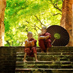 junge Mönche in Bagan
