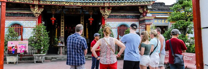 Gemeinsame Besichtigung. Bei einer Vietnam-Gruppenreise erhalten Sie kompetente Erklärungen von Ihrem lokalen Reiseleiter.