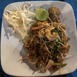 Pad Thai mit Garnelen - traditionell immer die erste Mahlzeit nach der Ankunft in Thailand