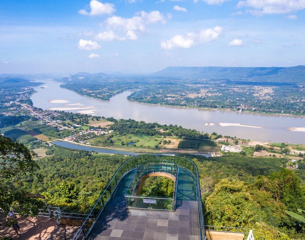 Nong Khai Skywalk Wat Pha Tak Sua 