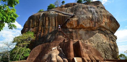 Sigiriyafelsen Eingang zur Zitadelle eines der Highlights einer Reise durch Sri Lanka