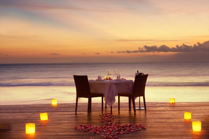 Romantisches Dinner am Strand. Teil einer Exklusivreise in Asien