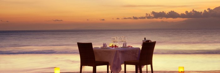 Romantisches Dinner am Strand. Teil einer Exklusivreise in Asien