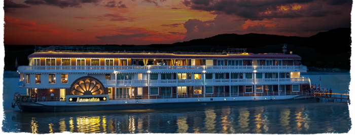 Anawratha das Schiff beleuchtet in der Nacht