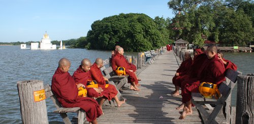 Amarapura Mönche auf der Brücke