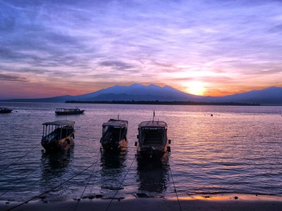 Kura Kura Gili Meno Boote vor dem Hotel Boote im Abendlicht vor dem Kura Kura Gili Meno
