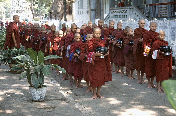 Mönche bei der Almosenrunde