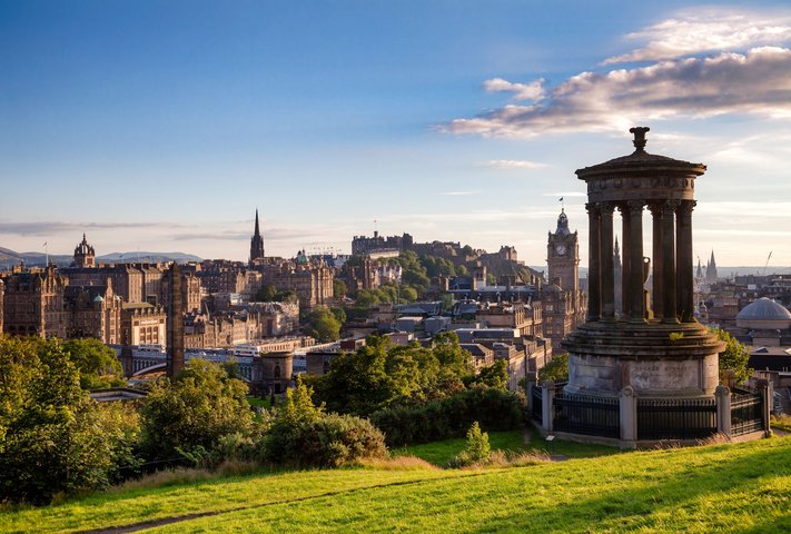 Skyline Edinburgh vom Calton Hill aus mit Dugald Stewart Monument im Vordergrund Skyline Edinburgh vom Calton Hill aus mit Dugald Stewart Monument im Vordergrund