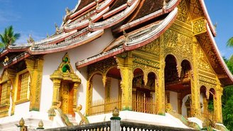 typische Tempelarchitektur in Luang Prabang. Fachkundige Reiseleiter bei Laos Gruppenreisen zeigen Ihnen die wichtigsten Highlights.
