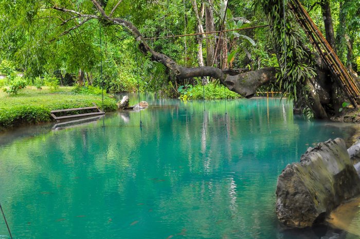 Blaue Lagune Vang Vieng. Laos ist geprägt vom Wasser und bei Laos Rundreisen sehen Sie wie vielfältig dieses Element ein Land gestalten kann.