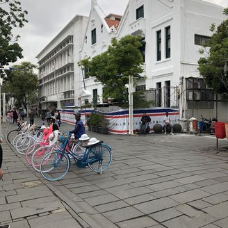 typische Fahrräder in der Altstadt von Jakarta