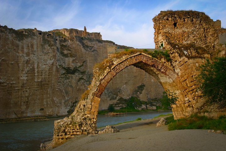 alte Brücke in Hasankeyf am Tigris