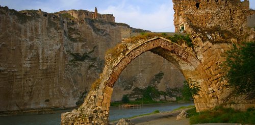 alte Brücke in Hasankeyf am Tigris