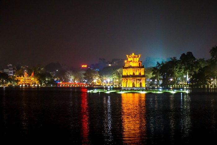 Hanoi am Abend Hauptstadt Vietnam in Indochina Asien