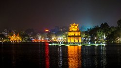 Hanoi am Abend Hauptstadt Vietnam in Indochina Asien