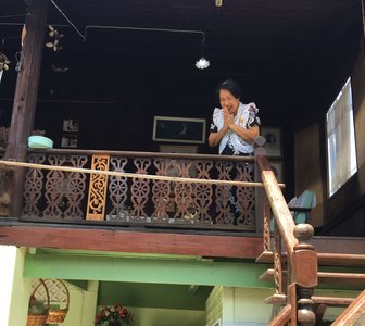 Tante Daeng erwartet uns in ihrem Haus Tante Daeng erwartet uns in ihrem Haus