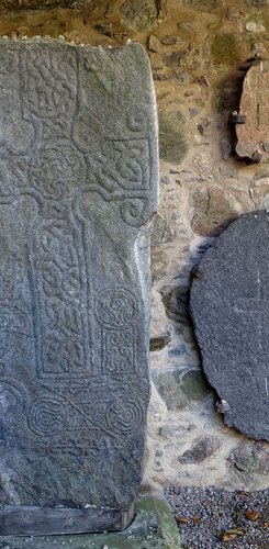 Piktischer geschnitzter Stein mit Knoten-Kreuz