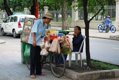 Snackverkauf vom Fahrrad aus in Ho Chi Minh City Streetfood pur!