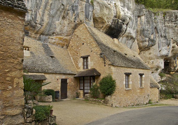 Grotte de Sorcier Grotte de Sorcier, Troglodyte houses, still in use, near of the entry of the "Sorcerer's cave, Saint-Cirq, Dordogne, France