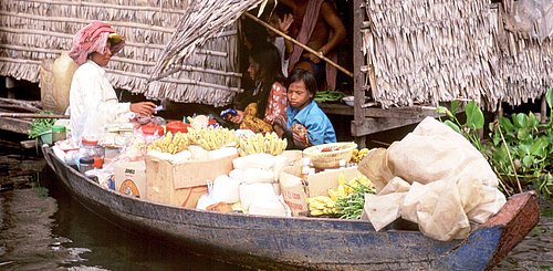 Einkaufen am Boot am Tonle Sap Kambodscha