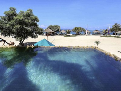 Pool und Strand Novotel Lombok
