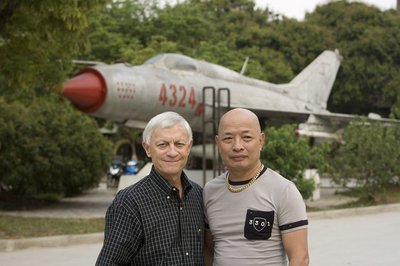 Pilot Nguyen Hong My mit Brig. General Dan Cherry