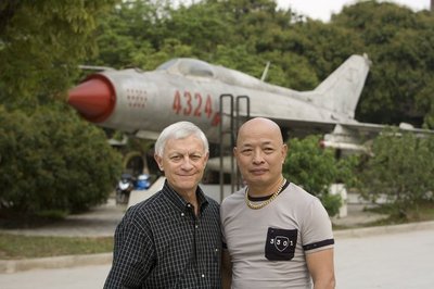 Nguyen Hong My mit Brig. General Dan Cherry Pilot Nguyen Hong My mit Brig. General Dan Cherry