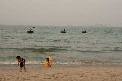 Kinder am Strand von Hoian