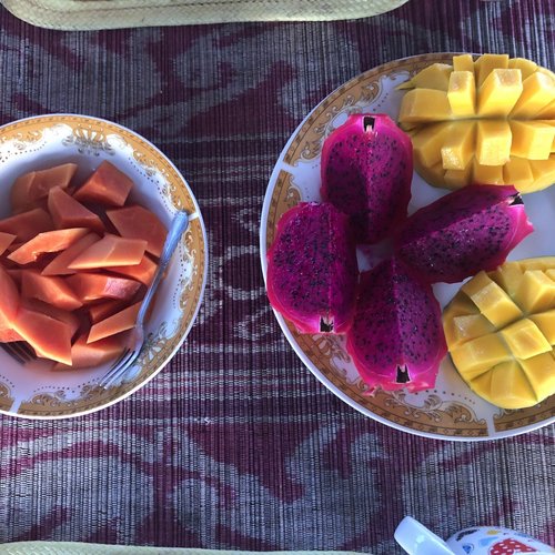 Obstteller am Hausboot im Tanjung Puting Nationalpark Borneo