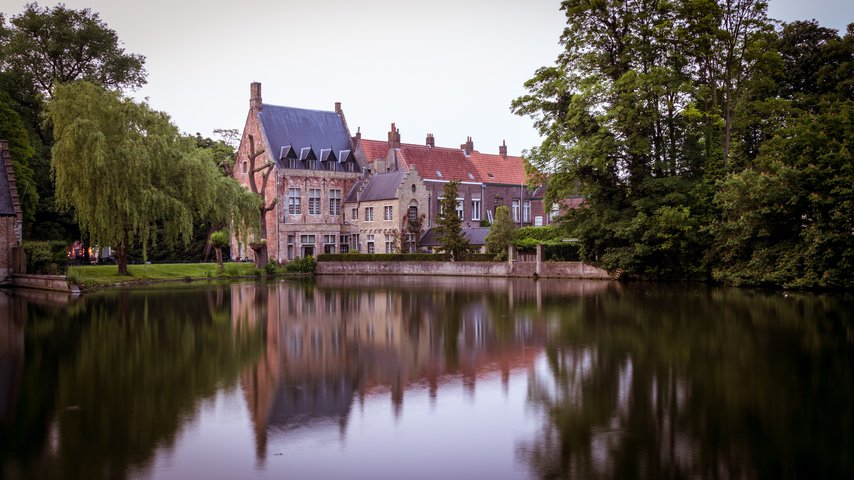 Brügge - mittelalterliche Stadt mit zahlreichen Kanälen Brügge - mittelalterliche Stadt mit zahlreichen Kanälen