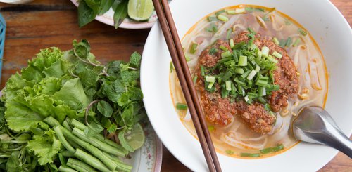 auch in Laos wird die traditionelle Pho Suppe mit Nudeln und Kräutern gessen