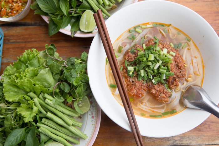 Pho Rindsuppe mit Nudeln und frsichen Kräutern typisch für Vietnam und Laos