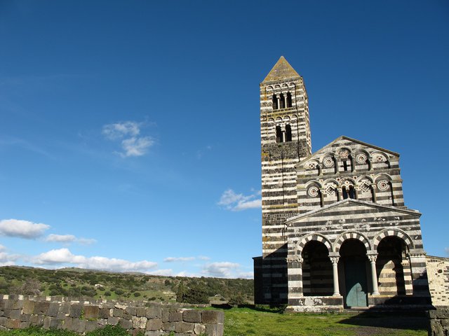 Basilika SS. Trinità di Saccargia aus schwarzem Trachyt mit weißem Kalkstein